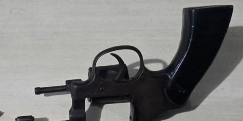 PM apreende espingarda ao interceptar suspeito de moto