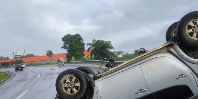 Capotamento na BR-230 deixa duas pessoas feridas, nesta terça-feira