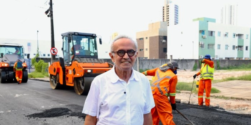 Cícero Lucena projeta conclusão de drenagem e inspeciona pavimentação de vias no bairro do Aeroclube