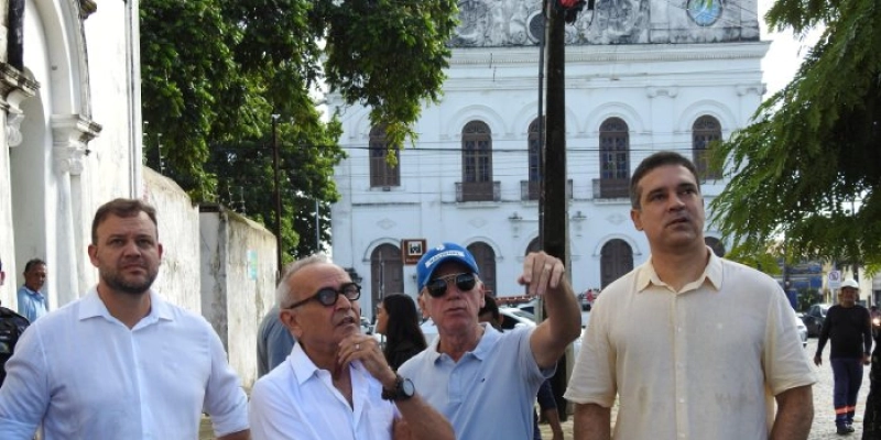 Prefeitura inicia operação para limpeza de fios em postes e combate à poluição visual nas ruas de João Pessoa