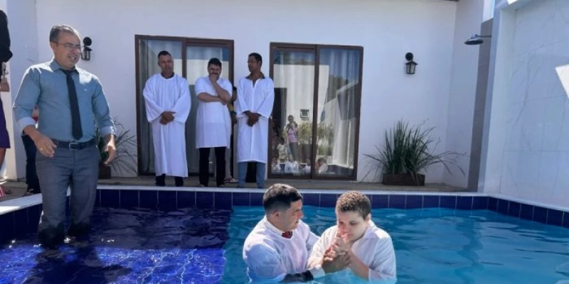 Adolescente autista é batizado e emociona fiéis na cidade da Prata