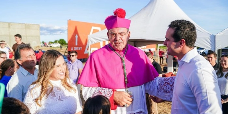 Em Cajazeiras, vice-governador Lucas Ribeiro prestigia posse de Dom Francisco Gabriel como novo bispo diocesano