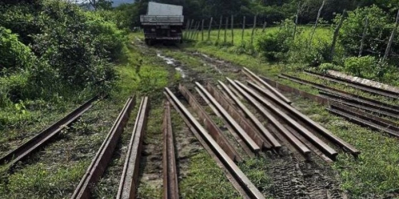 EM FLAGRANTE: Polícia Militar frustra furto de trilhos de trem e prende infrator
