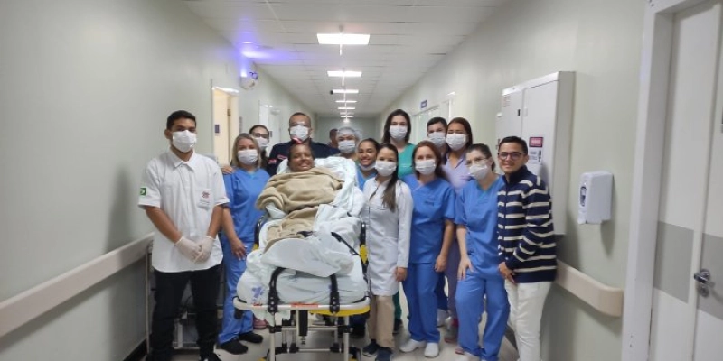 Paciente com doença rara recebe alta após quatro meses internada no Hospital Metropolitano