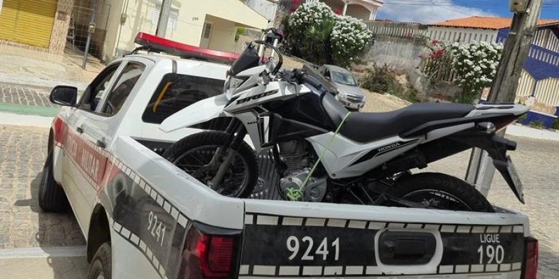 Polícia militar recupera moto com queixa de roubo, em Bom Sucesso