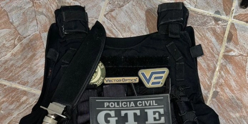 Polícia Civil apreende veículo roubado, arma de fogo e colete balístico durante operação
