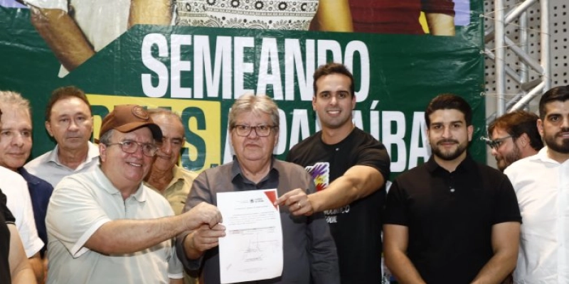 João Azevêdo dialoga com a população no ODE em Riacho dos Cavalos e entrega benefícios para a região
