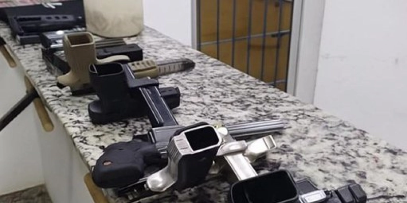 PRF apreende arsenal de armas e munições na PB e detém suspeito por homicídio tentado e comércio ilegal de armas