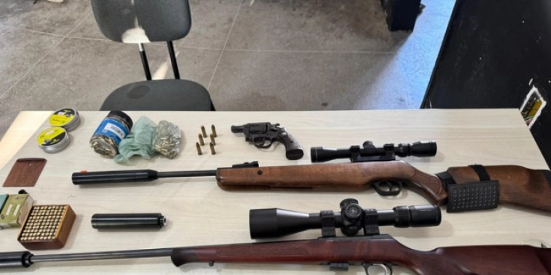 Dupla é presa com armas de uso restrito e revólver durante patrulha da PRF, em São João do Rio do Peixe