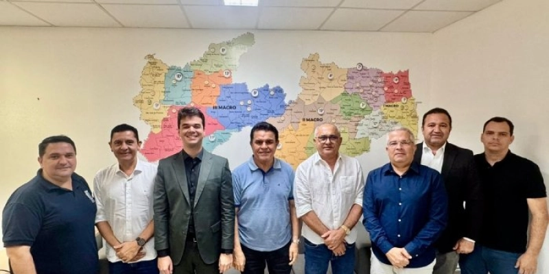 Deputado Wilson Santiago e prefeito de Pedras de Fogo, Ba Barros, discutem melhorias na saúde do município