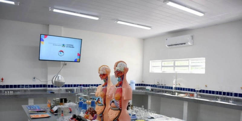 João Azevêdo entrega reforma de escola e pavimentação asfáltica em Pedro Régis e destaca presença do governo nos municípios