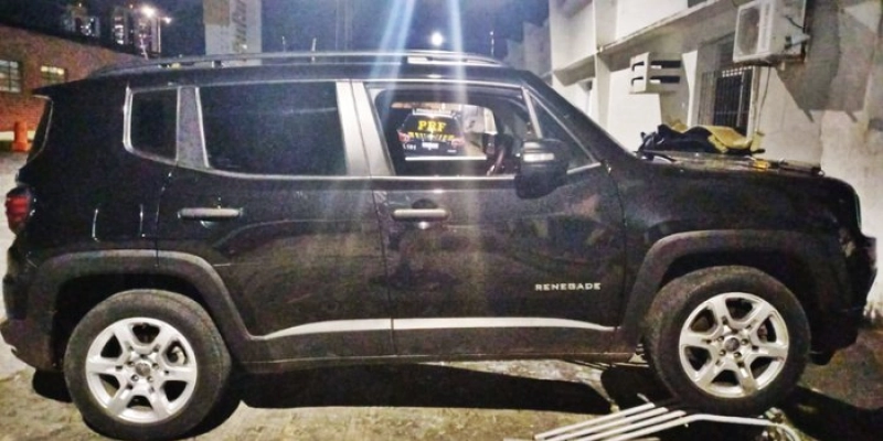 Na Paraíba, PRF flagra moto adulterada com adesivo, captura foragido da Justiça e recupera veículo roubado em PE