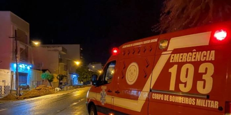 Carro pega fogo e é destruído na BR-230 entre Pombal e Aparecida