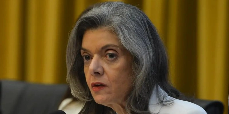 Cármen Lúcia acompanha Moraes e mantém tornozeleira e restrições a Bolsonaro por risco de interferência em investigação