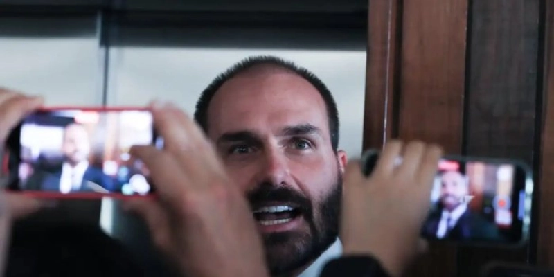 Eduardo Bolsonaro diz que não vai renunciar ao mandato de deputado
