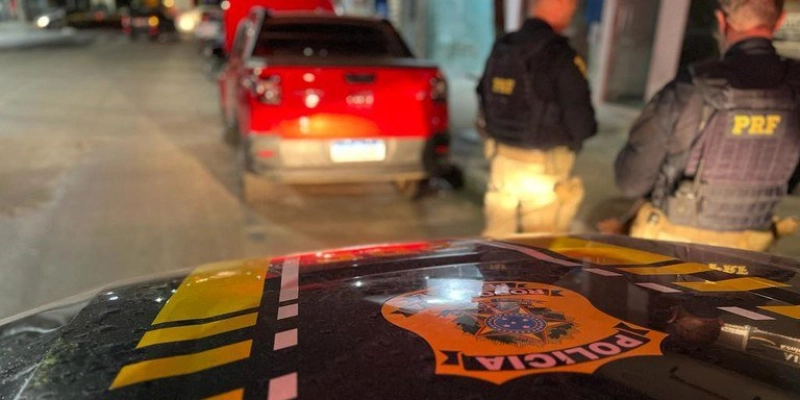 PRF na Paraíba prende foragidos da Justiça, flagra condutores embriagados, apreende carro adulterado e recupera semirreboque roubado