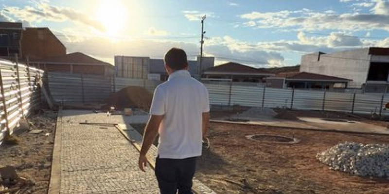 Prefeito Bal Lins acompanha obras da Praça Dondon Palitot em São José de Piranhas
