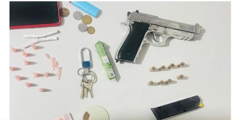 Polícia Militar apreende arma de fogo e entorpecentes durante abordagem, em Desterro