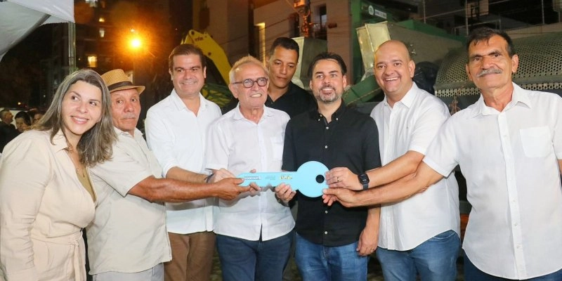 Cícero Lucena entrega caminhão e equipamentos para fortalecer a agricultura familiar em João Pessoa