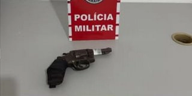 Homem cai de moto durante fuga da PM e é preso com arma de fogo e veículo irregular