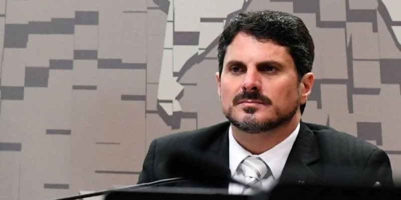 Moraes determina bloqueio de contas do senador Marcos do Val