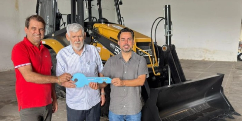 Gestão de Bal Lins recebe retroescavadeira para reforçar obras e atender zona rural