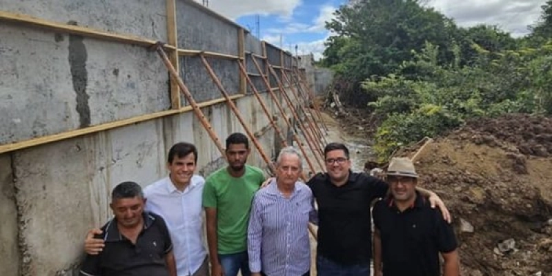 Acompanhado de secretários, prefeito em exercício de Sousa, Dr. Zé Célio, vistoria obra de construção de passagem molhada