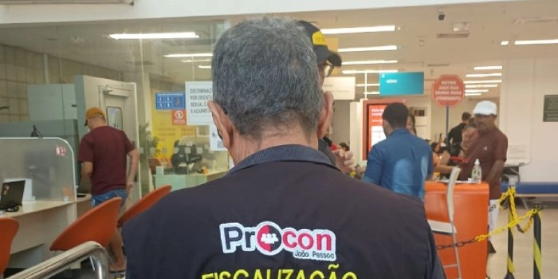 Procon autua e notifica agências bancárias por descumprirem leis do segmento e de proteção ao consumidor