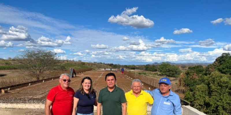 Wilson Santiago e Larúcia Sá visitam a PB-390 em São João do Rio do Peixe e celebram avanço da obra