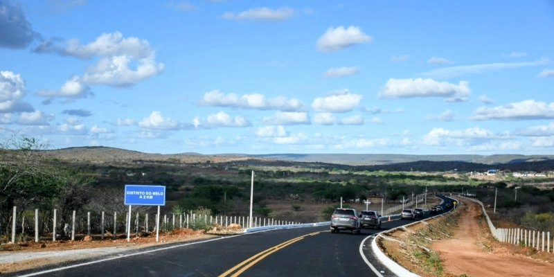 João Azevêdo entrega estrada do Distrito do Melo, em Cuité, e inspeciona construção de barragem de R$ 31 milhões em Barra de Santa Rosa 
