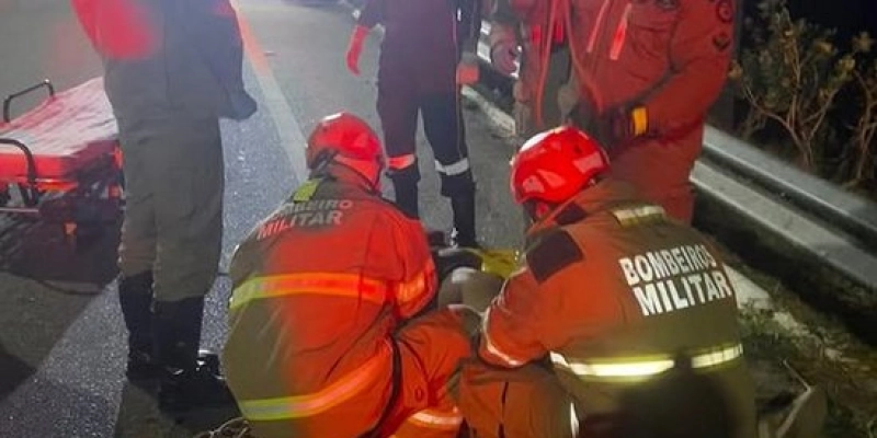 Motociclista sofre queda em ribanceira na BR-230 e é resgatado por bombeiros e SAMU