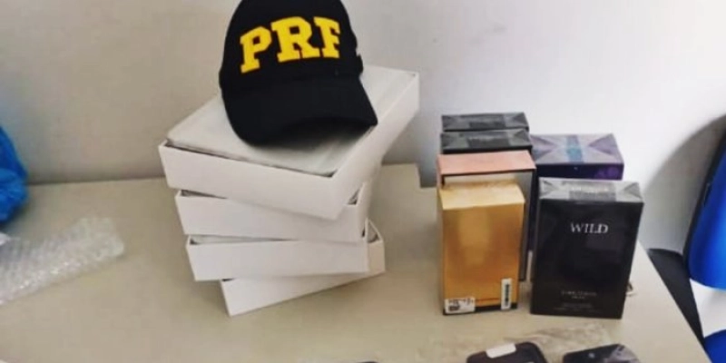 PRF na Paraíba apreende mercadoria importada ilegalmente e detém homem com mandado de prisão por tráfico de drogas