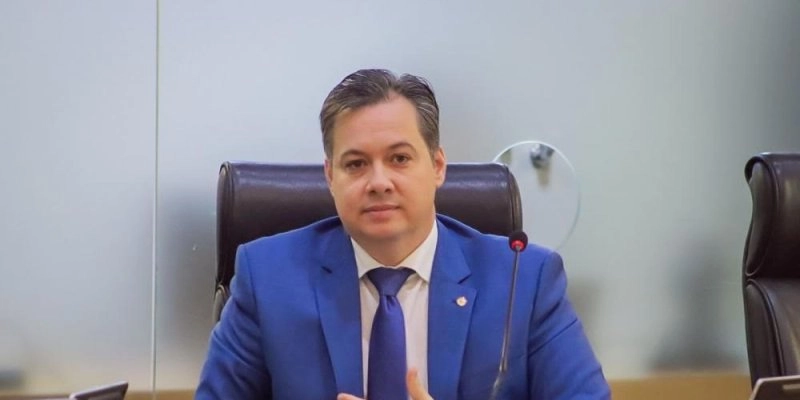 Sancionada lei do deputado Júnior Araújo que proíbe propaganda de sites adultos em espaços públicos da Paraíba