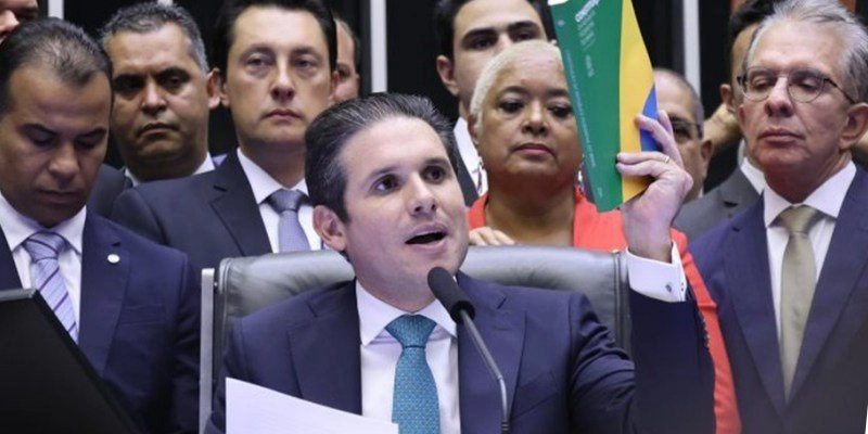 Não podemos negociar a democracia”, diz Hugo Motta ao retomar comando da Câmara