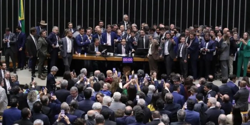 Após obstrução de Plenário, Hugo Motta abre sessão e pede respeito