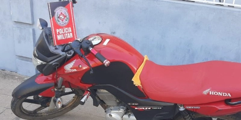 Polícia Militar recupera moto roubada em Santa Terezinha abandonada em Paulista