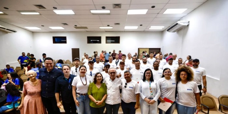 Cícero Lucena entrega certificados de curso de eletricista predial e projeta auxílio do programa ‘Eu Posso’ para concluintes