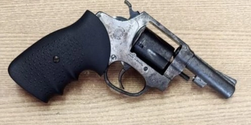 Polícia militar apreende arma de fogo com albergado