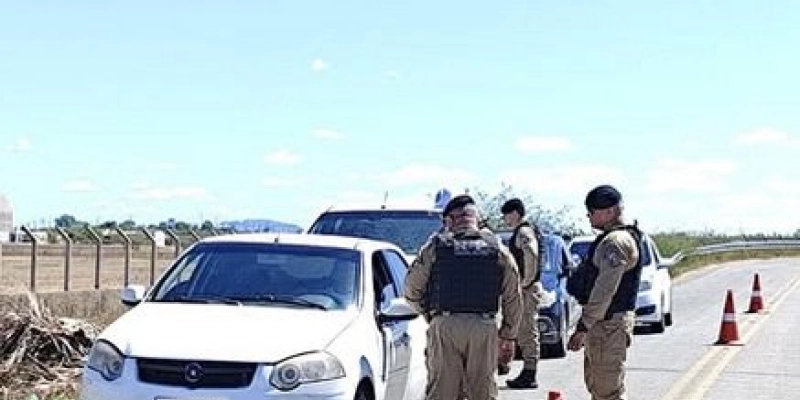 Militares do 14º BPM realizam checkpoint na Rodovia da Produção, em Sousa