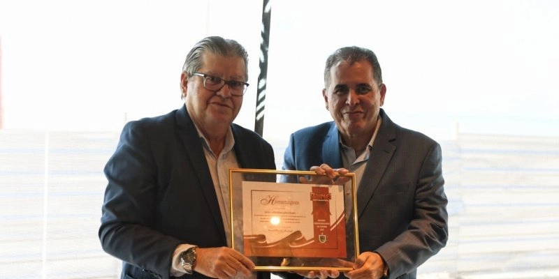 João Azevêdo é homenageado pela Revista Painel Empresarial pelos investimentos em infraestrutura e resultados da economia do Estado 