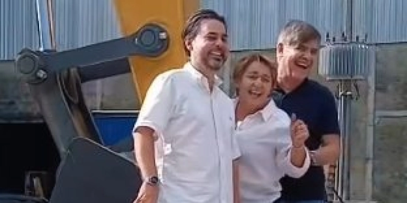 Leninha Romão e deputado Wellington Roberto anunciam escavadeira hidráulica para Uiraúna