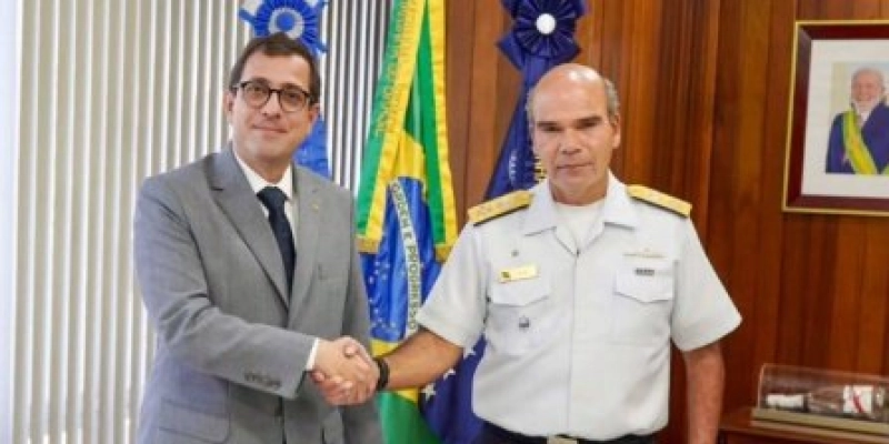 Gervásio Maia discute LDO e qualificação de civis em encontro com Comandante da Marinha