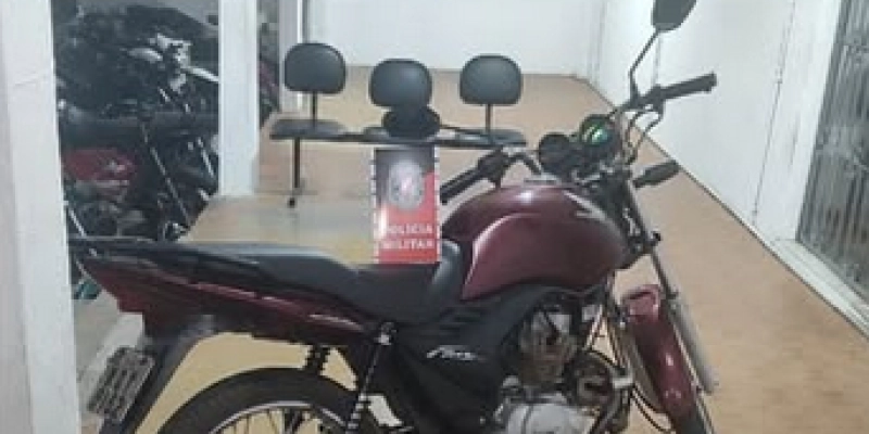 Polícia Militar recupera motocicleta roubada e apreende suspeitos em Teixeira