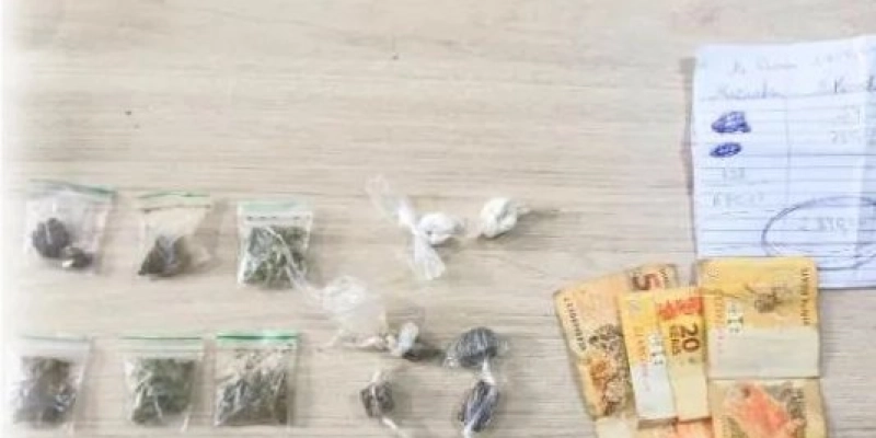 Polícia Militar prende dupla por tráfico de drogas no Bairro Capoeiras, em Cajazeiras