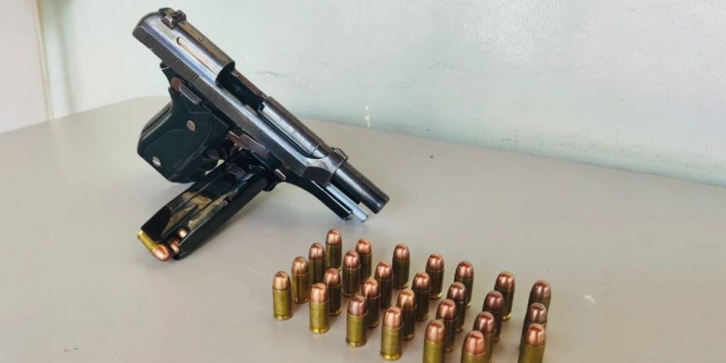 Polícia Militar prende suspeito com arma de fogo e veículo clonado