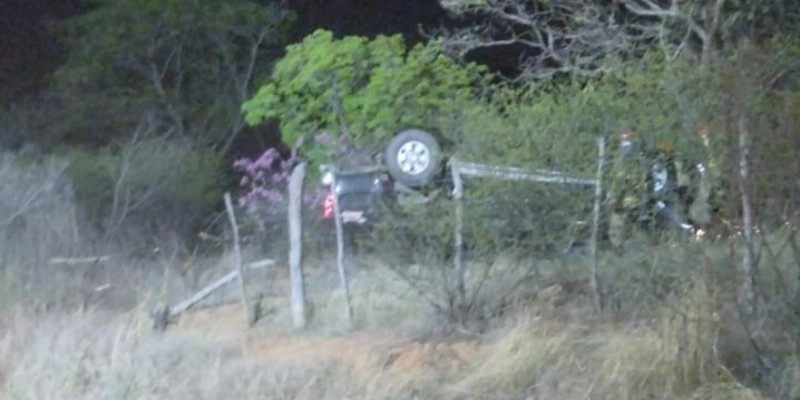 URGENTE: Acidente com animal na pista provoca capotamento de veículo entre Sousa e Lastro