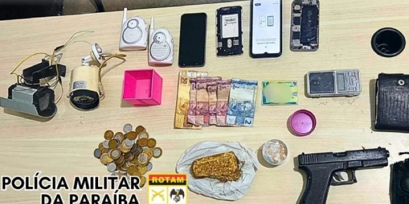 Polícia Militar conduz indivíduos e apreende drogas, materiais do tráfico e simulacro de arma de fogo em Cajazeiras