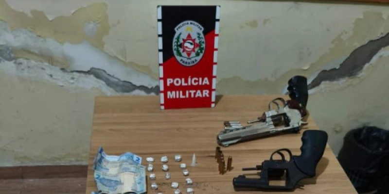 Após disparos, dupla é presa com armas e drogas no litoral sul da Paraíba