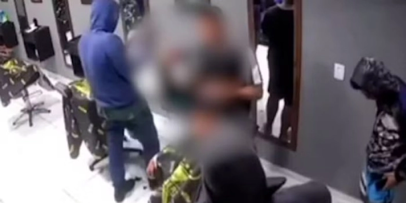 Trio armado aterroriza clientes e funcionários em barbearia
