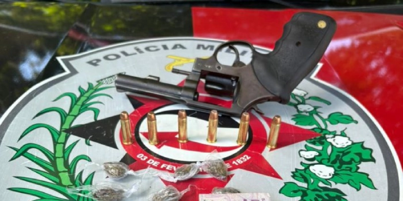 PM aborda suspeito e apreende arma durante reforço da segurança na cidade de Santa Rita